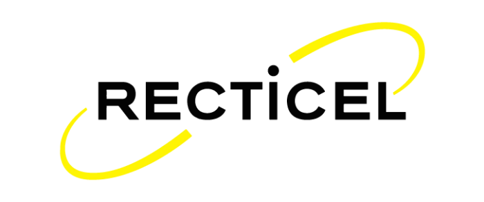 Recticel-logo met zwarte merknaam en gele lijnen, symbool voor hoogwaardige PIR-isolatieplaten.